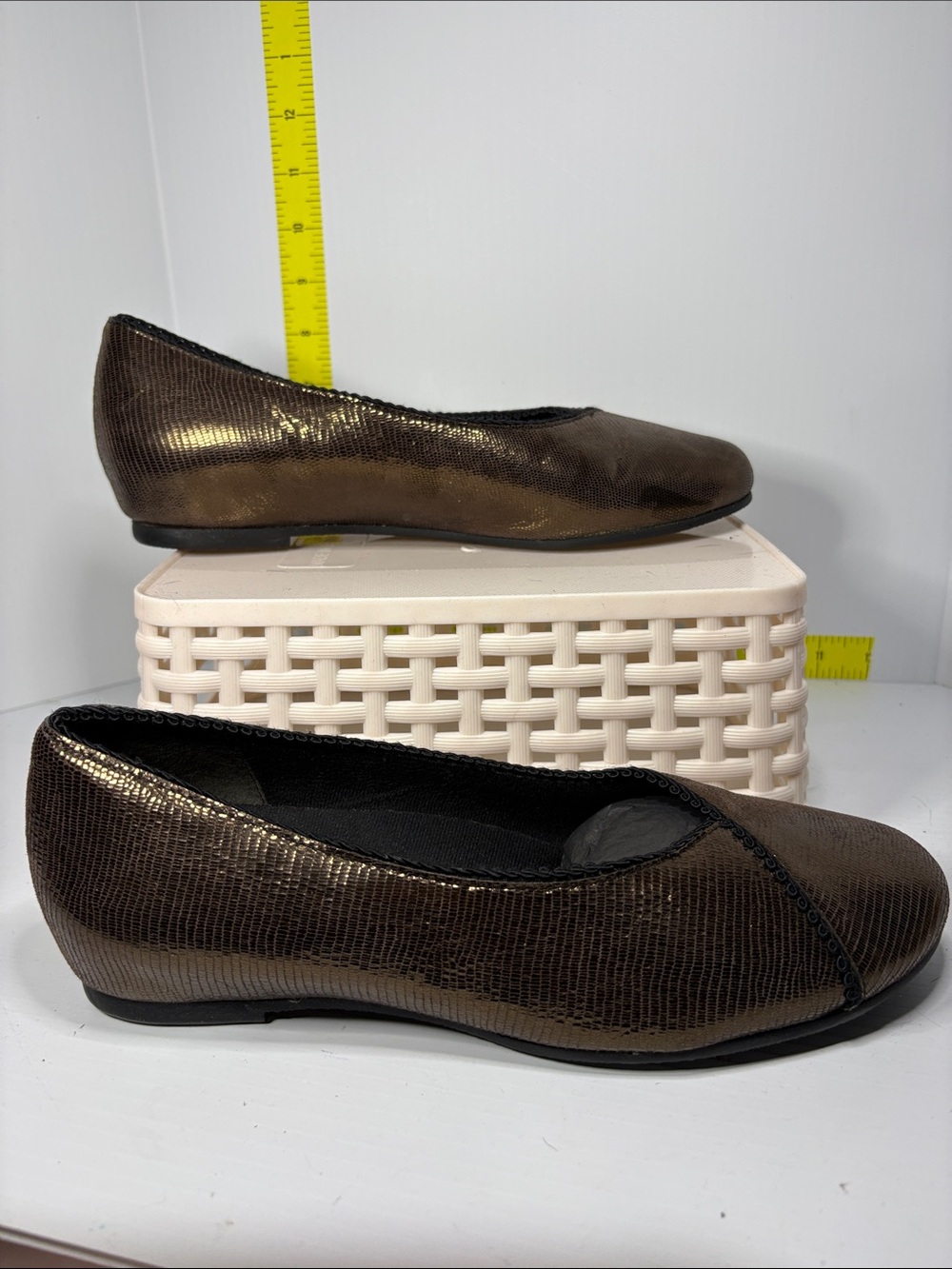 8.5 wide Munro Metallic Bronze Textured Ballet Flats. Box‎ 29